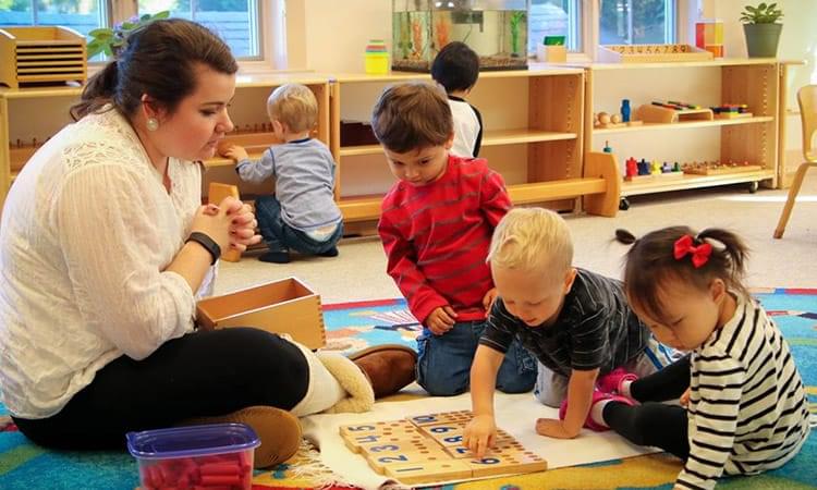 THÍNH GIÁC TRONG MONTESSORI ĐƯỢC PHÁT TRIỂN NHƯ THẾ NÀO?